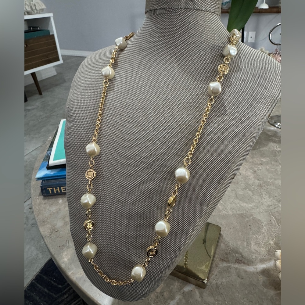 GIVENCHY CHAIN AND PEARL NECKLACE Vintage